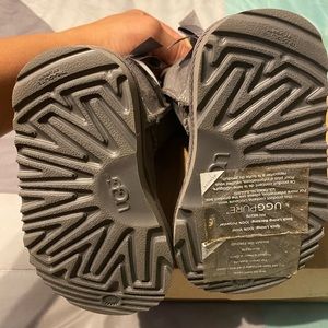 ****SOLD*****Ugg - Bow Bailey II - toddlers, size 6 in the color grey. **SOLD**